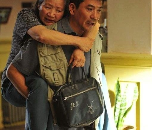 哥哥大导演妻子是名演员,他55岁成影帝,对患病妻子知恩图报