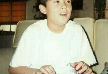 陈冠希童年照像小萝莉,谢霆锋小时候的女装照更美!