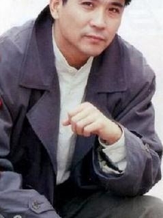 哥哥大导演妻子是名演员,他55岁成影帝,对患病妻子知恩图报