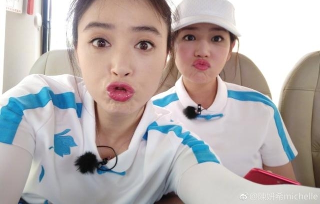 陈妍希晒与关之琳合影被骂心机重,看到她的手机壁纸我选择原谅她