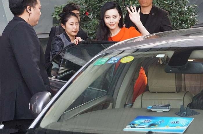 范冰冰出席活动气势爆棚 被保镖搀扶获专人撑伞开车门