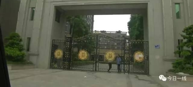 奇怪!实拍汕尾三男子光天化日疯狂砸车