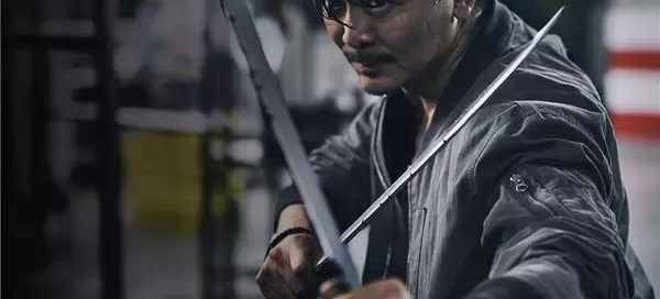 这个暑假名字带狼的电影都赚翻了,模仿捉妖记的电影死的老惨了