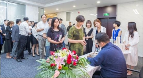 韦杰携新书《仿佛》现身苏州,签售现场火爆