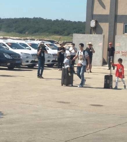 陈小春儿子颜值太高, 邓伦首当奶爸画风如何!