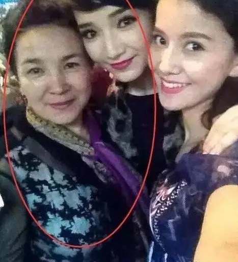 杨幂又签了个新疆妹子,曾被赞中戏素颜女神?!我只想知道她会不会超越热巴...