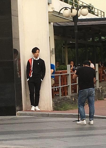 陈妍希探班陈晓:单手抱娃还一边玩手机,大步向前把保姆甩得老远