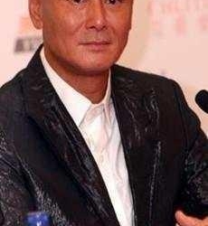 他是比成龙还早成名的功夫明星, 可是晚年落魄至此也无人管