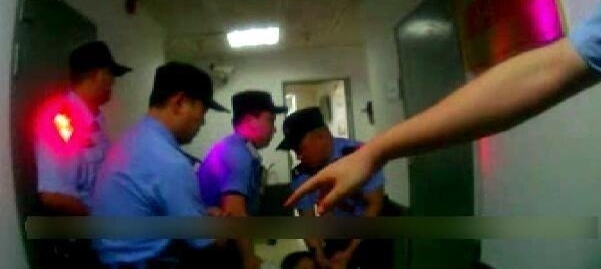 战力惊人!女子地铁站狂揍老公 民警拉架惨遭咬伤抓伤