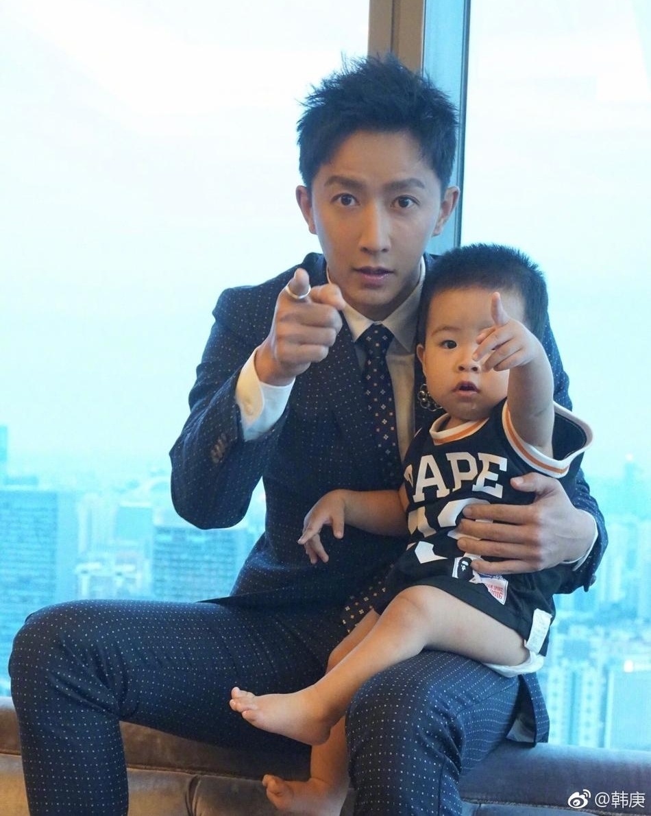 韩庚晒抱娃照有爱暖心 变瘦颜值回春