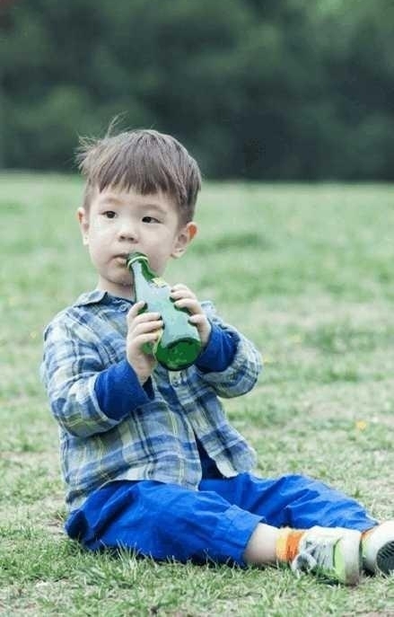 陈小春儿子颜值太高, 邓伦首当奶爸画风如何!