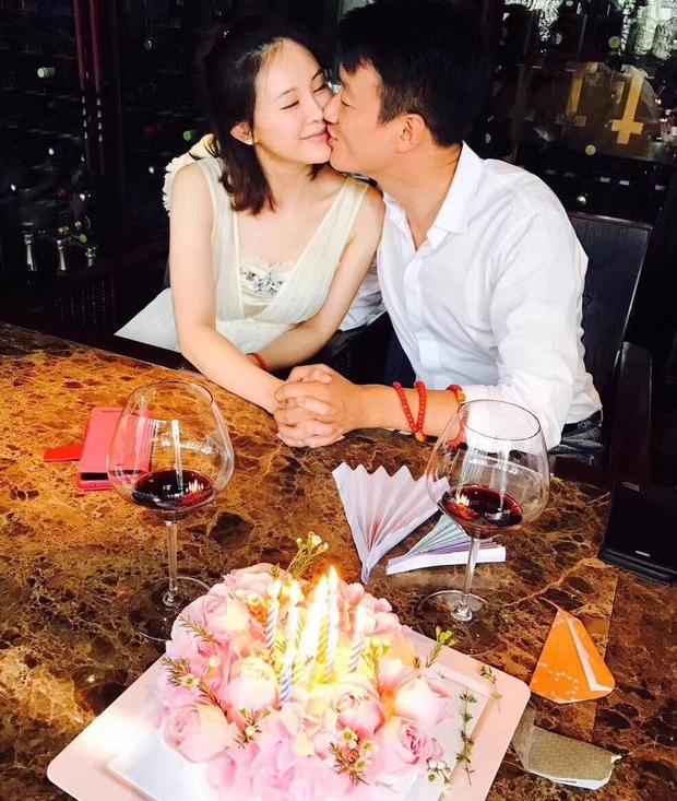 佟大为关悦庆祝结婚十周年 晒亲吻图秀甜蜜