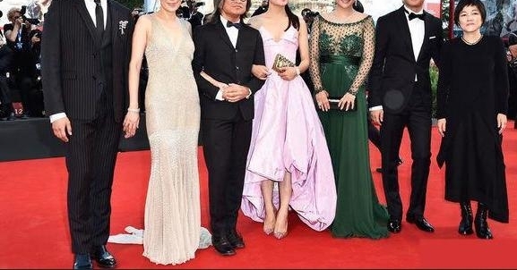 41岁赵薇和38岁郝蕾,同是微胖美人,同框一对比差距就出来了