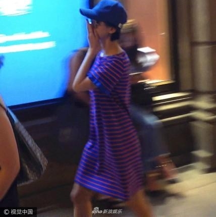 组图:刘诗诗深夜现身街头 穿宽松裙装秀纤细美腿