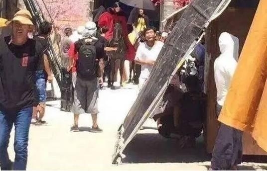 迪丽热巴夏天穿棉袄,网友偶遇直呼热化了,心疼你们肉巴