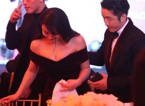 邹市明进军娱乐圈, 模特妻子穿衣风格惹争议, 网友: 带坏孩子!