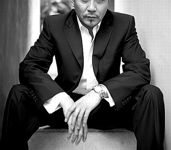 哥哥大导演妻子是名演员,他55岁成影帝,对患病妻子知恩图报