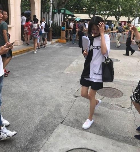 郑爽暴瘦现身签书会,爽妹子粉丝有素质非常热情!