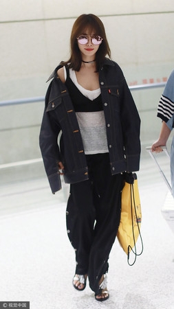 蔡依林着“水袖”现身机场 粉丝紧张:快把衣服穿好