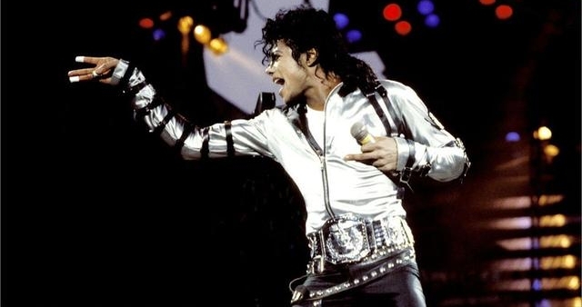 日本记者问迈克尔杰克逊一个问题,杰克逊的回答感动无数中国人