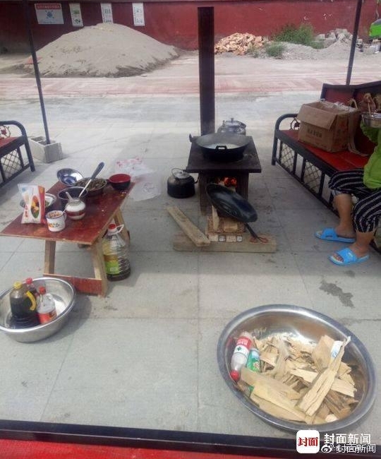 九寨沟地震中的生死离合:夫妇带着儿子骨灰回家