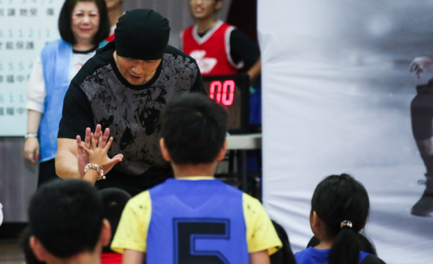 当爸后更幽默!周杰伦传授球技进步秘诀笑翻众人