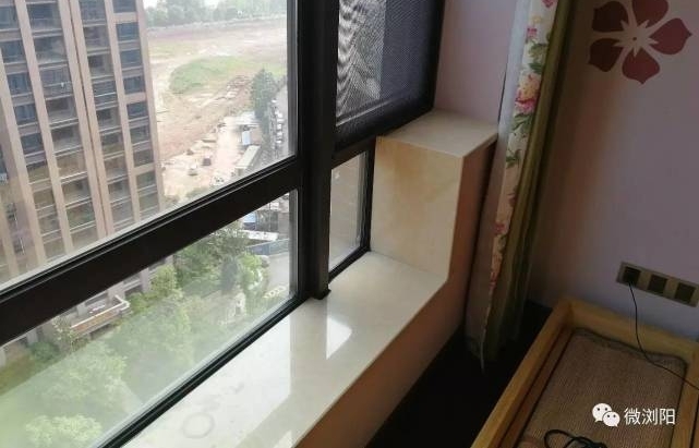 ��ɳһС�������ڸ�¥���� ���º�����������С��