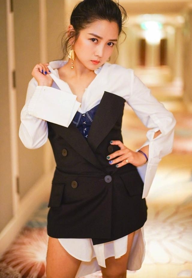 何洁晒照去年红毯VS今年红毯:没有对比就没有伤害