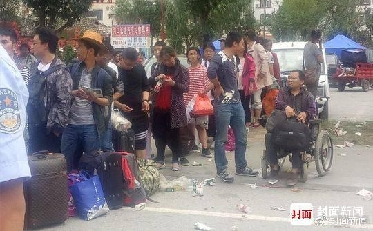 九寨沟地震中的生死离合:夫妇带着儿子骨灰回家