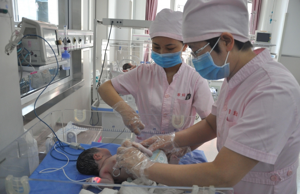 孕妇医院门口生产在即 医护人员搭人墙车内接生
