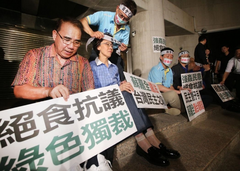 国民党锛偭⑽?紓绝食抗议民进党 吴敦义眉头紧锁叹气