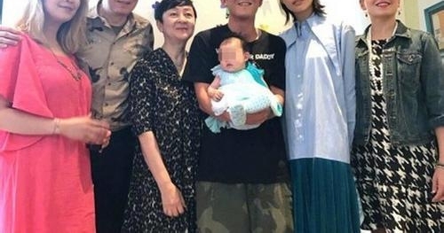 陈冠希童年照像小萝莉,谢霆锋小时候的女装照更美!