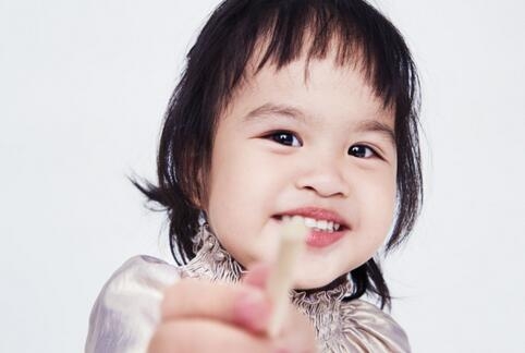 包贝尔妻子晒女儿萌照 饺子对着镜头还不忘好吃的