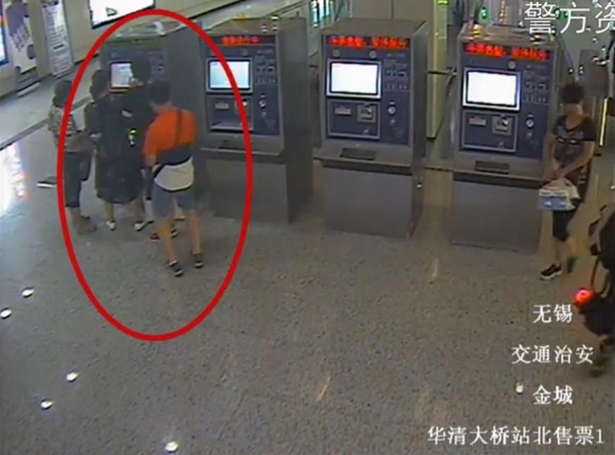 “地铁色狼”尾随年轻女性裸露器官