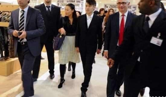 她曾经嫌弃吴秀波穷,现在吴秀波非常出名,后悔都来不及了