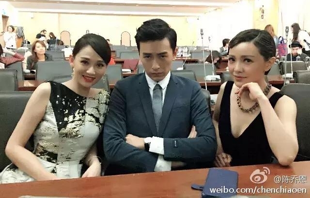 陈妍希晒与关之琳合影被骂心机重,看到她的手机壁纸我选择原谅她