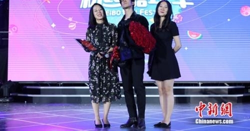 杨幂被指微博自拍不露全脸 付辛博颖儿首次同台