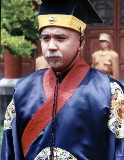 哥哥大导演妻子是名演员,他55岁成影帝,对患病妻子知恩图报