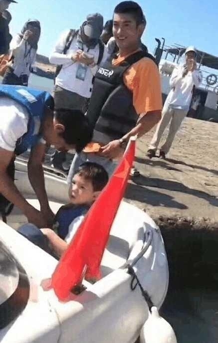 陈小春儿子颜值太高, 邓伦首当奶爸画风如何!