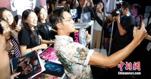 杨幂被指微博自拍不露全脸 付辛博颖儿首次同台