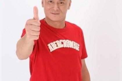 他是比成龙还早成名的功夫明星, 可是晚年落魄至此也无人管