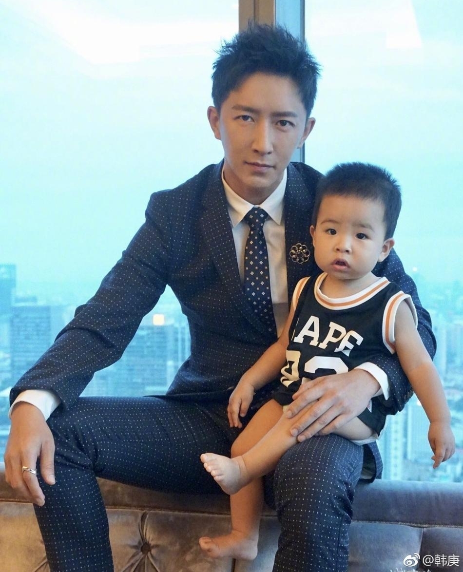 韩庚晒抱娃照有爱暖心 变瘦颜值回春