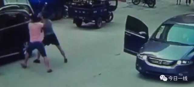 奇怪!实拍汕尾三男子光天化日疯狂砸车