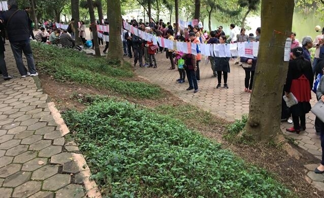 中国2亿单身潮:爸妈逛相亲角,年轻人用APP找对象
