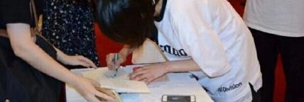 郑爽暴瘦现身签书会,爽妹子粉丝有素质非常热情!