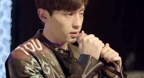 迪丽热巴恋情又变?微博艾特小鲜肉笑的甜,鹿晗哭晕在厕所!