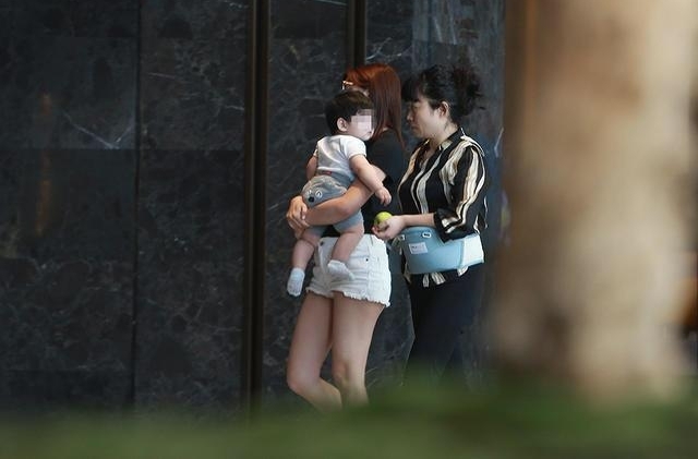 陈妍希探班陈晓:单手抱娃还一边玩手机,大步向前把保姆甩得老远