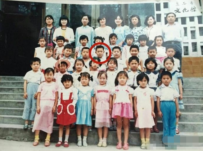 网友晒姐姐幼儿园合照 竟和大鹏是同学