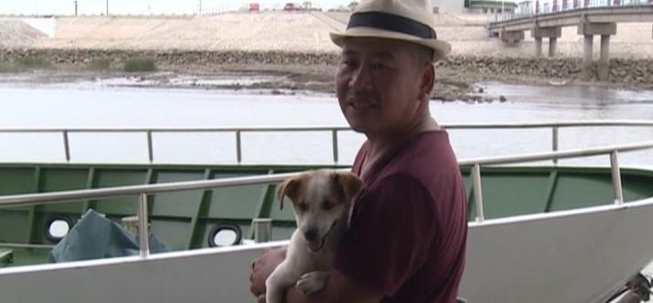 男子收渔网却断绳 一人一狗江面漂浮六小时