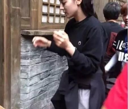 迪丽热巴夏天穿棉袄,网友偶遇直呼热化了,心疼你们肉巴